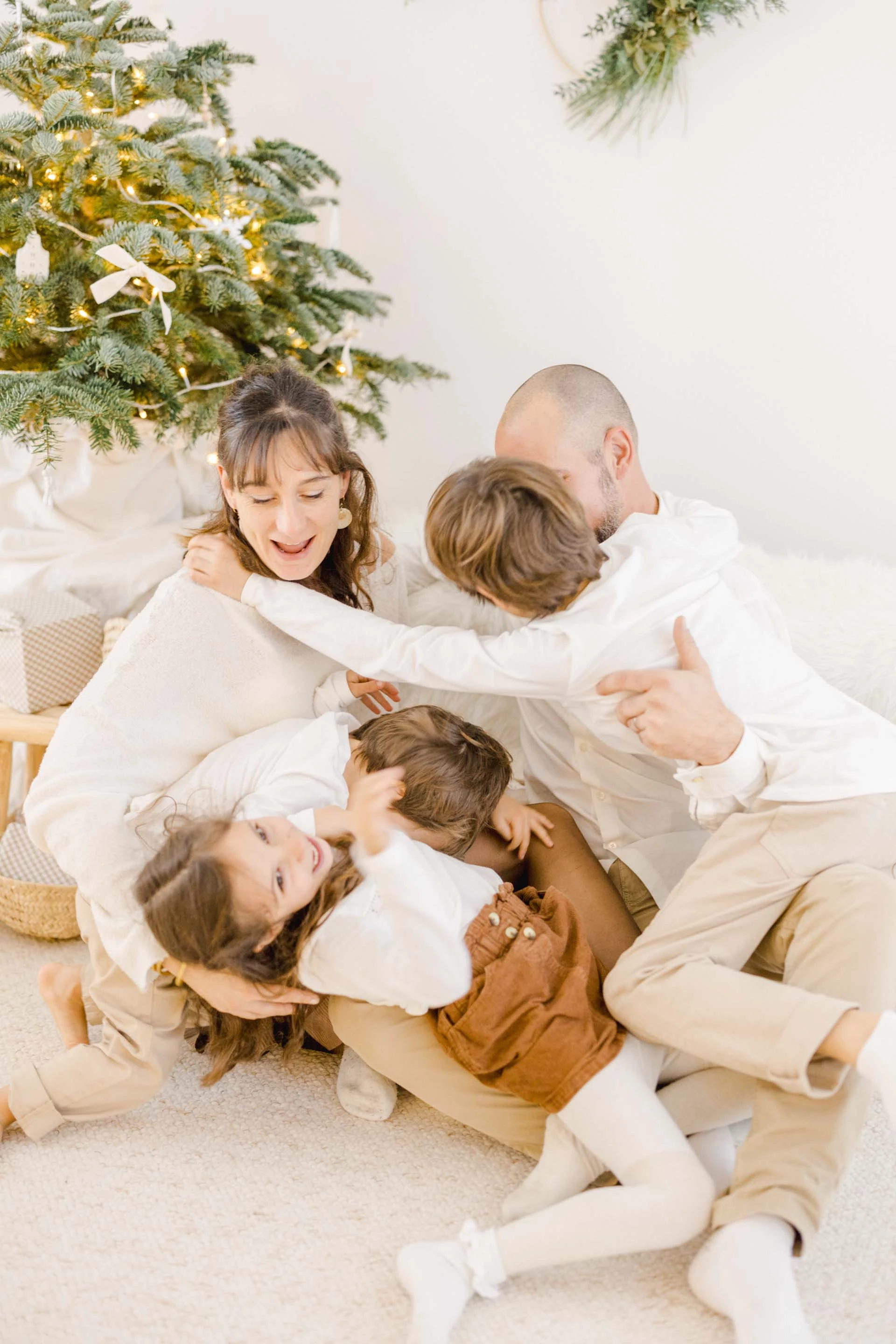 bonheur enfant sourire famille gris